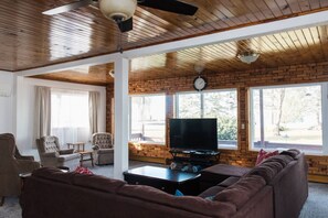 Una televisión, libros