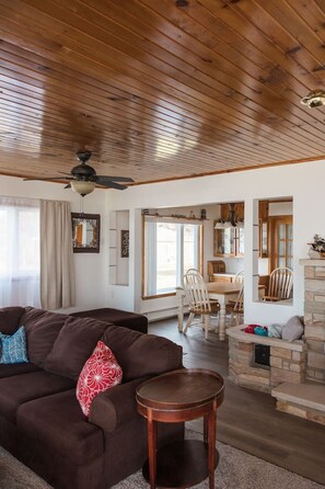 TV - Cozy Home on Lake Winnebago with personal beach. (Fond du Lac)