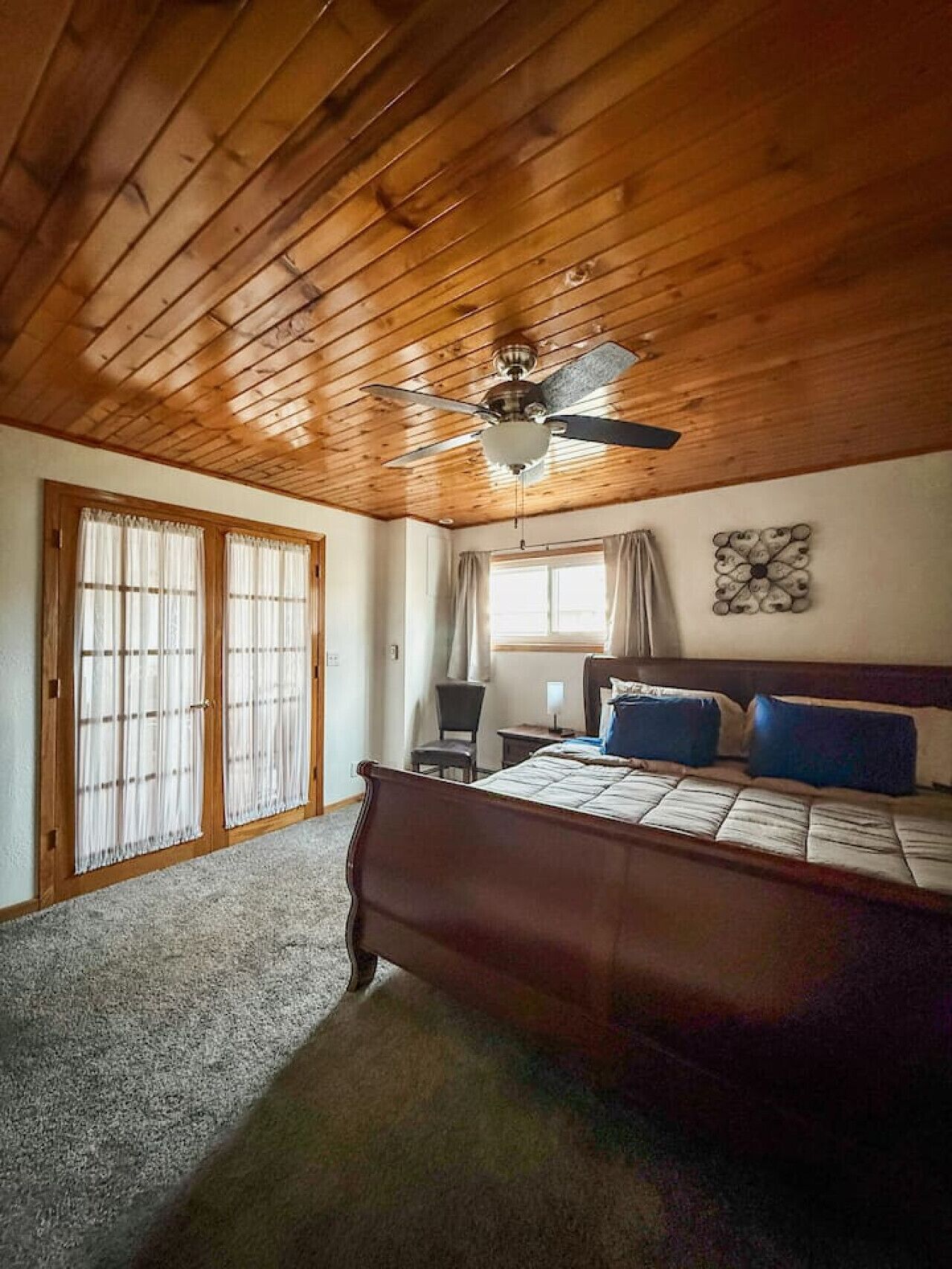 Escritorio, tabla de planchar con plancha, wifi