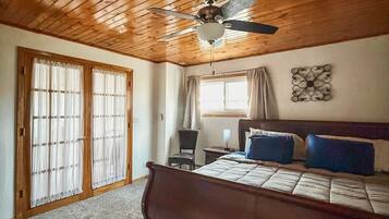 Escritorio, tabla de planchar con plancha, wifi