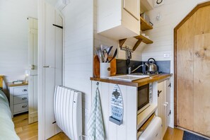 Micro-ondes, four, batterie de cuisine, vaisselle et ustensiles