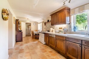 Mikrovågsugn, ugn, diskmaskin och grytor/köksredskap