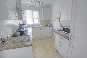 Oven, high chair, cookware/dishes/utensils - 1 Bed in Seaton (oc-mbshel) (Seaton)