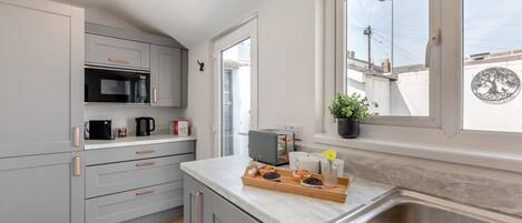 Mikrobølgeovn, ovn, oppvaskmaskin og kjøkkenutstyr