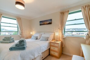 Tabla de planchar con plancha, wifi gratis y ropa de cama 