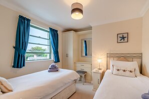 Iron/ironing board, free WiFi, bed sheets - 2 Bed in Broad Haven (oc-wav480) (Broad Haven)