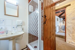 Hair dryer - 2 Bed in Llandeilo (oc-waw313) (Talley)