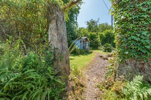 المنطقة المحيطة بالمنشأة