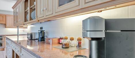 Ovn, oppvaskmaskin og kjøkkenutstyr