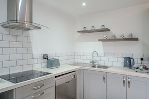 Fridge, microwave, oven, dishwasher - Rothwill House | Winterton Cottages (Winterton-on-Sea)