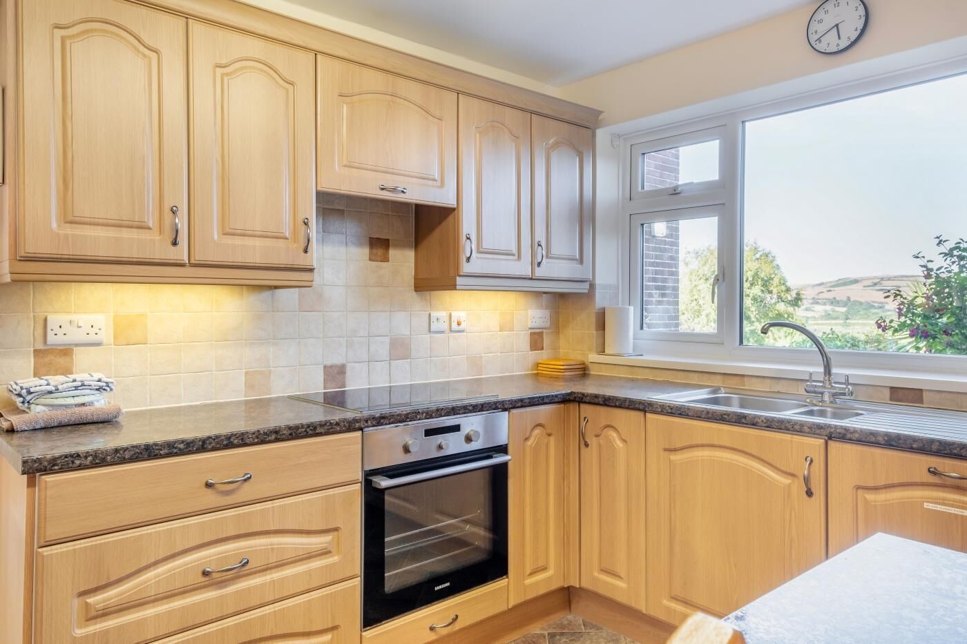 Mikroaaltouuni, uuni, astianpesukone, syöttötuoli