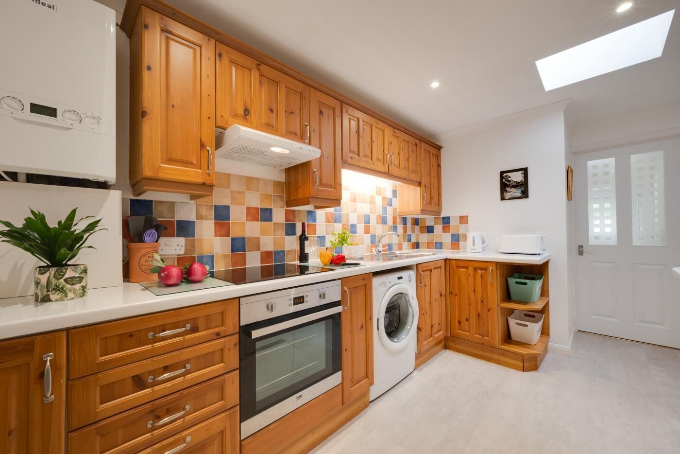 Mikrobølgeovn, ovn, høy barnestol og kjøkkenutstyr