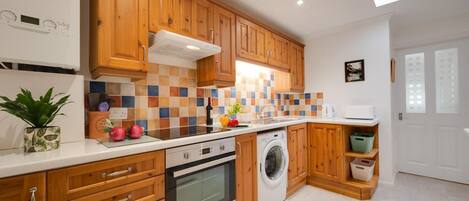 Mikrobølgeovn, ovn, højstol, køkkentøj/tallerkener/redskaber