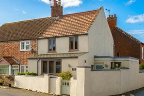 Exterior - Dog Friendly Coastal Cottage, Walk to Beach (Winterton-on-Sea)