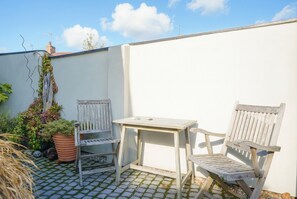 Terrace/patio - Dog Friendly Coastal Cottage, Walk to Beach (Winterton-on-Sea)