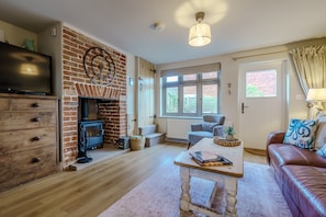 Smart TV, DVD player - Dog Friendly Coastal Cottage, Walk to Beach (Winterton-on-Sea)