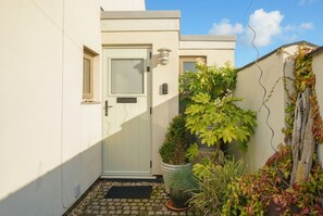 Exterior detail - Dog Friendly Coastal Cottage, Walk to Beach (Winterton-on-Sea)