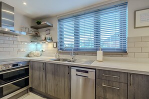 Fridge, microwave, oven, dishwasher - Dog Friendly Coastal Cottage, Walk to Beach (Winterton-on-Sea)