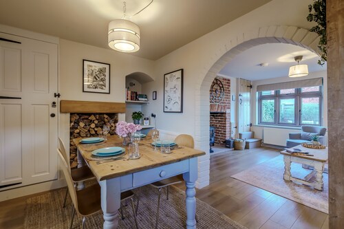 Salty Dogs | Dog Friendly Cottage, 2 Mins from Winterton Beach