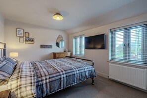 Iron/ironing board, travel cot, free WiFi, bed sheets - Dog Friendly Coastal Cottage, Walk to Beach (Winterton-on-Sea)