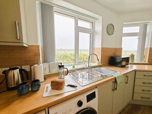 Microwave, oven, highchair, cookware/dishes/utensils - 2 Bed in Tankerness (oc-q32730) (Tankerness)