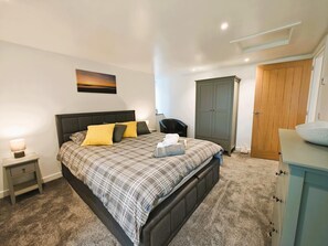 Travel cot, free WiFi, bed sheets