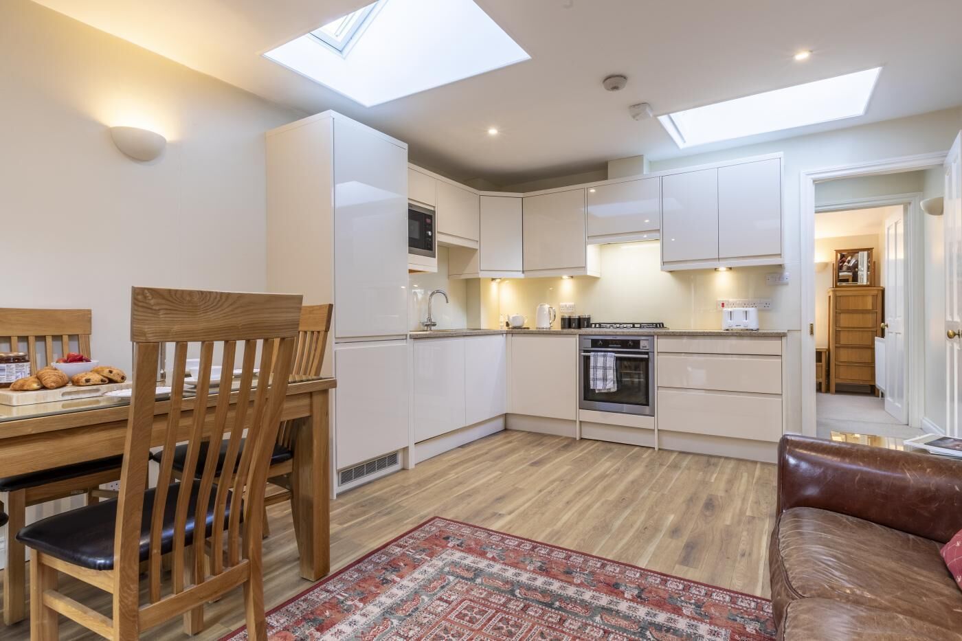 Ovn, oppvaskmaskin og kjøkkenutstyr