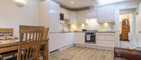 Ovn, oppvaskmaskin og kjøkkenutstyr