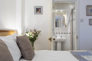 Iron/ironing board, free WiFi, bed sheets - 2 Bed in Bath (oc-bhr54) (Bath)