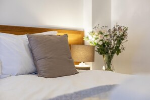 Iron/ironing board, free WiFi, bed sheets - 2 Bed in Bath (oc-bhr54) (Bath)