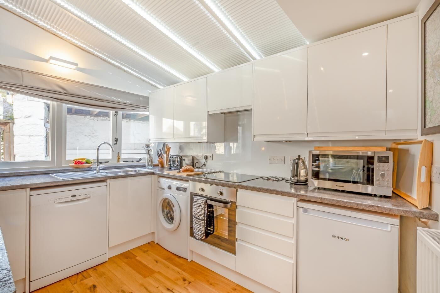 Micro-ondas, fogão, lava-louças, talheres/pratos/utensílios de cozinha