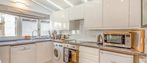 Micro-ondas, fogão, lava-louças, talheres/pratos/utensílios de cozinha