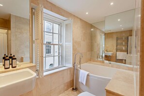 Hair dryer, towels - 4 Bed in Widcombe (oc-bhr13) (Bath)