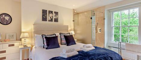 Iron/ironing board, free WiFi, bed sheets