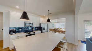 Maison, Plusieurs lits, patio, vue sur le jardin (Wolf Bay Hangout) | Cuisine privée | Cafetière-théière