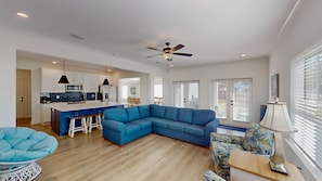 Maison, Plusieurs lits, patio, vue sur le jardin (Wolf Bay Hangout) | Aire de séjour