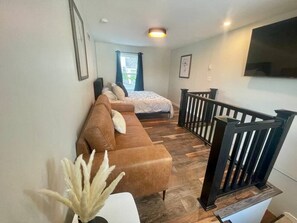 WiFi, bed sheets - Downtown Urban Elegance (Moncton)
