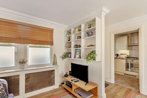 Oven, dishwasher, cookware/dishes/utensils - 2 Bed in Bath (oc-bhr16) (Bath)