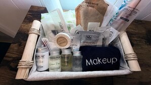 A gift basket with Terra Pure products including tea, shampoo, and body wash. - 3BR Hamden Stay Near Yale, Southern, Quinnipiac & New Haven (Hamden)