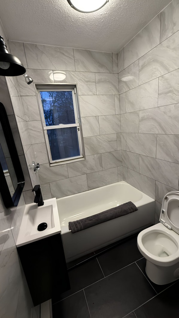 Haartrockner, Handtücher, Seife, Toilettenpapier