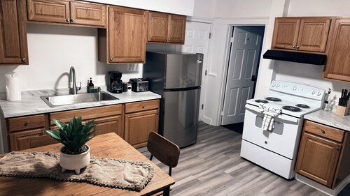 Cozy 3BR Apt w/ Parking Near Yale, Quinnipiac & Southern & Hospitals