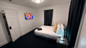 3 habitaciones, tabla de planchar con plancha, wifi y ropa de cama