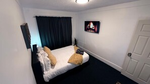 3 habitaciones, tabla de planchar con plancha, wifi y ropa de cama