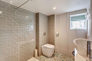 Hair dryer, towels - 2 Bed in Bath (oc-bhr6) (Bath)