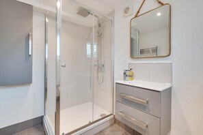Hair dryer, towels - 2 Bed in Whitby (oc-w1012) (Whitby)