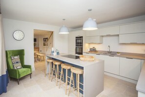 Oven, dishwasher, highchair, cookware/dishes/utensils - 7 Bed in Combe Hay (oc-bhr21) (Combe Hay)