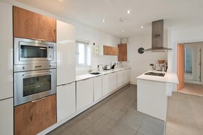 Microwave, oven, dishwasher, high chair - 3 Bed in Saundersfoot (oc-pw9020) (Saundersfoot)