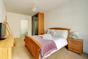 Iron/ironing board, free WiFi, bed sheets - 3 Bed in Saundersfoot (oc-pw9020) (Saundersfoot)