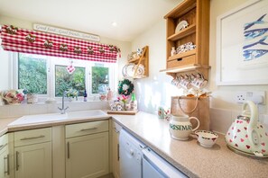 Oven, dishwasher, cookware/dishes/utensils - 2 Bed in Holt (oc-2195) (Holt)