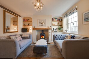 TV, fireplace - 2 Bed in Holt (oc-2195) (Holt)